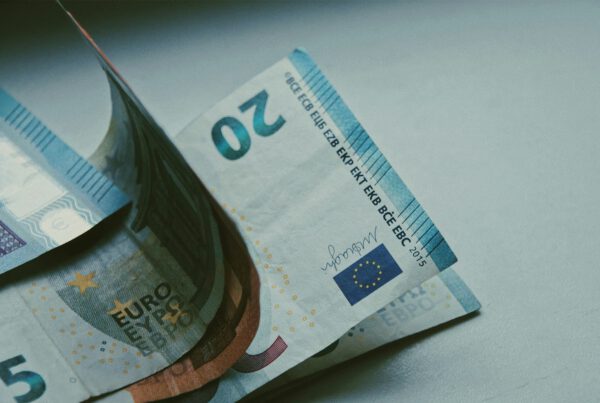 Euro-Geldscheine – Arbeitsrechtliche Themen zu Gehaltsansprüchen und Abfindungen.