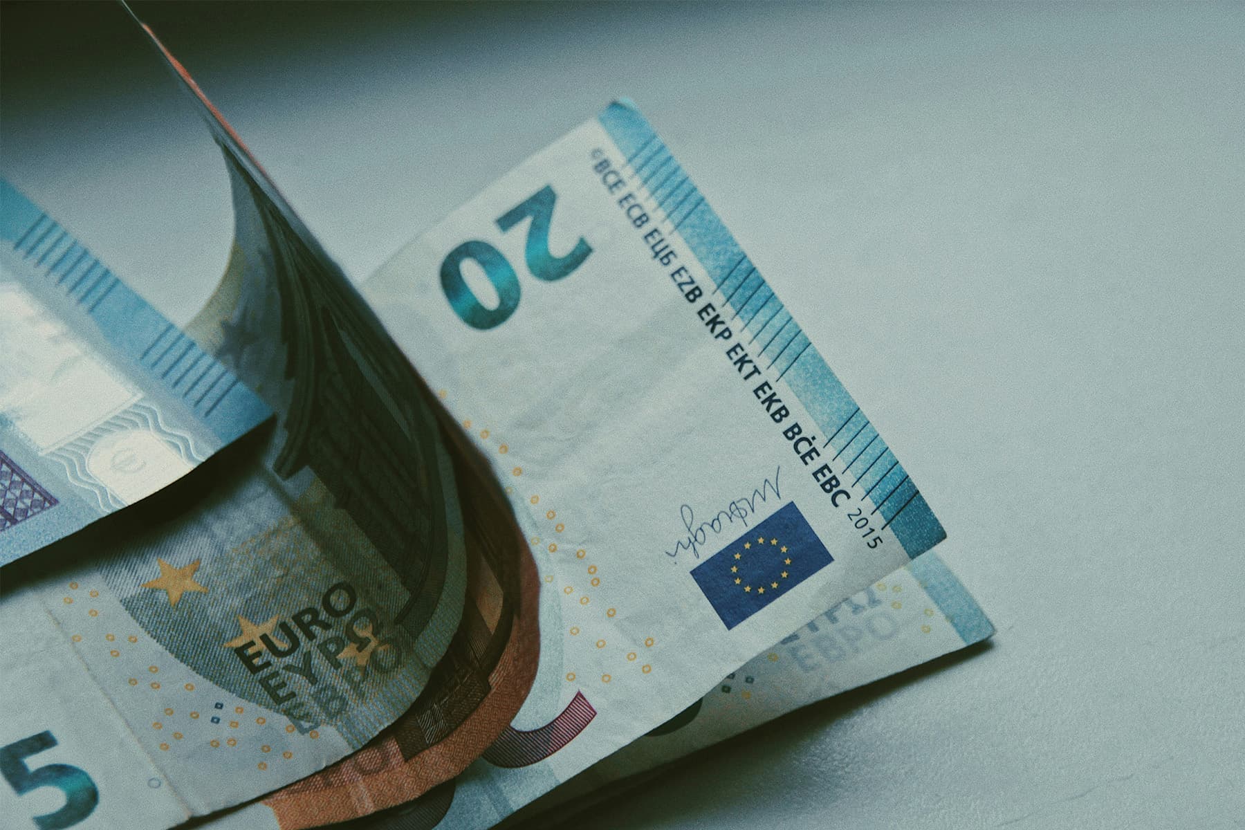 Euro-Geldscheine – Arbeitsrechtliche Themen zu Gehaltsansprüchen und Abfindungen.