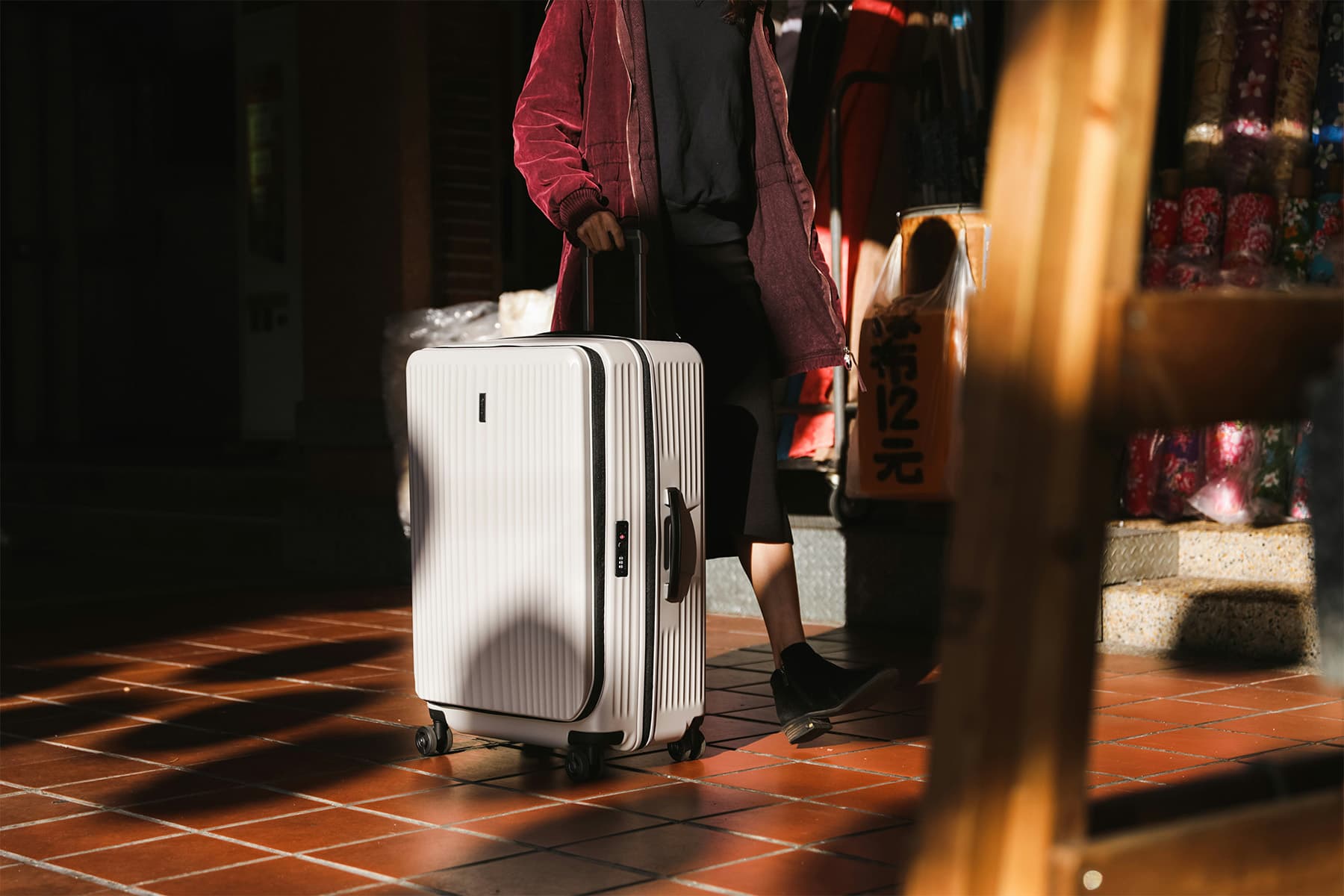 Reisekoffer im Licht – Symbolbild für Arbeitsrecht und Geschäftsreisen.